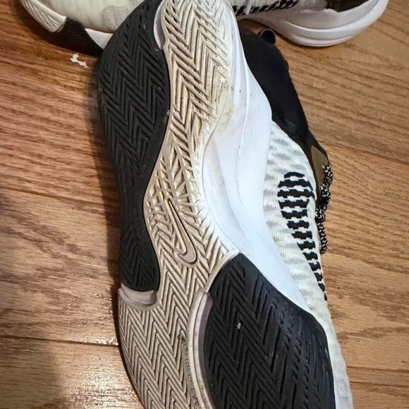 Nike Zoom KD 11 “Giannis Antetokounmpo” white and gold basketball trainers - Picture 3 of 6